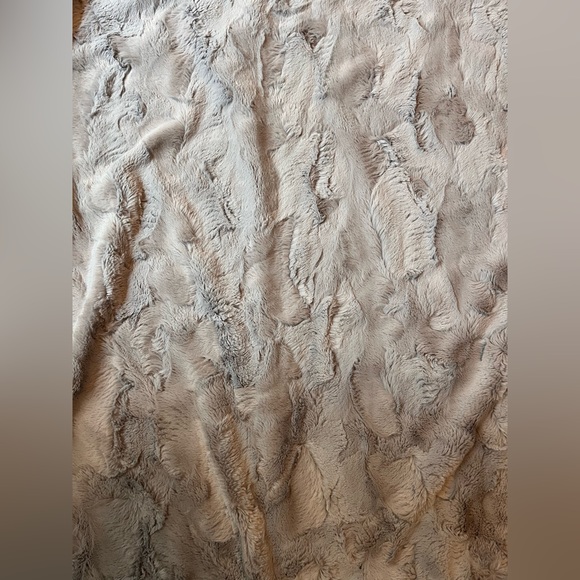 Badass Babes Julie Van Grol & Abbey’s House Large Adult Cuddle Minky Blanket - Picture 7 of 11